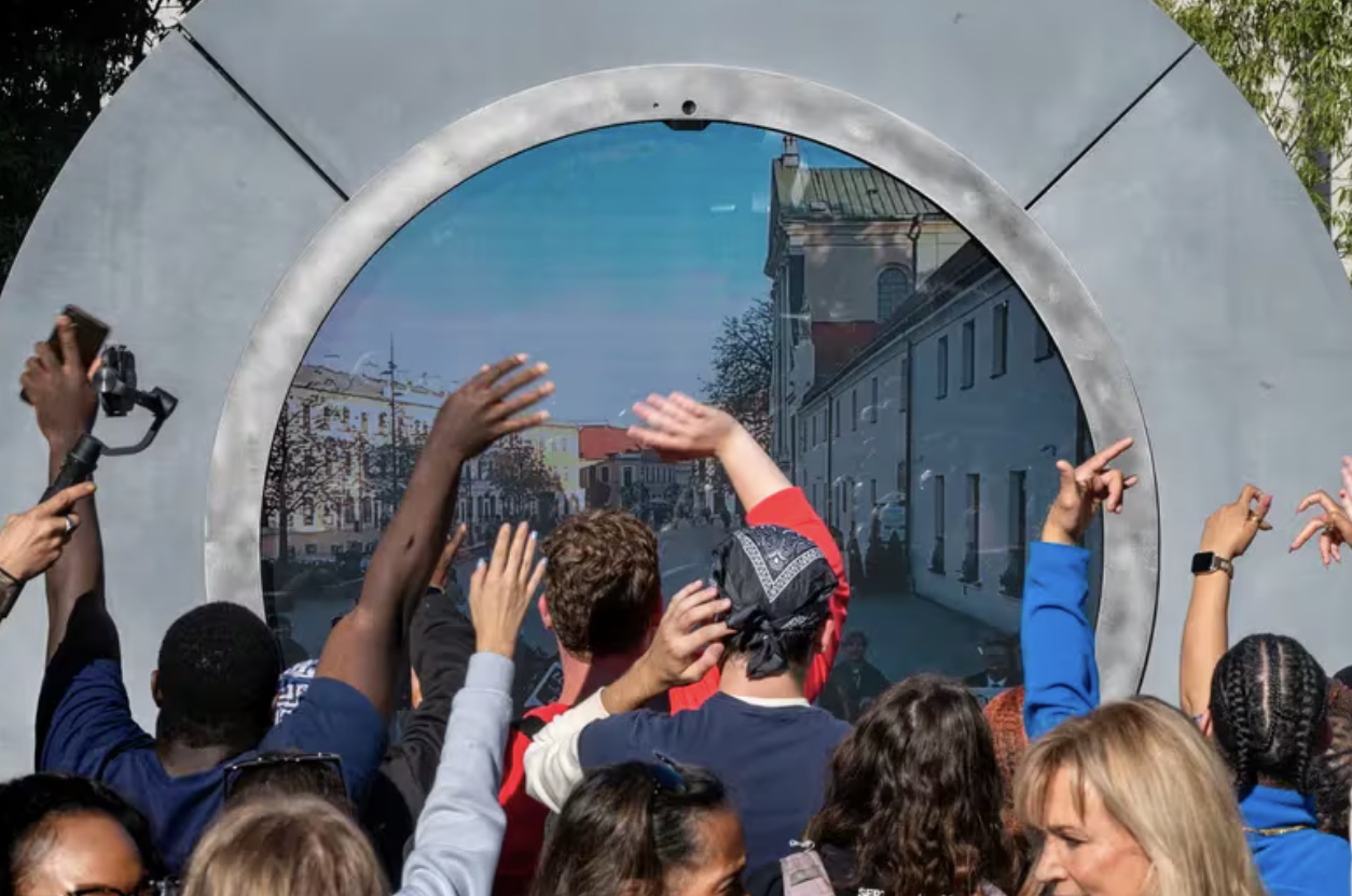 费城LOVE公园新艺术装置“传送门”揭幕